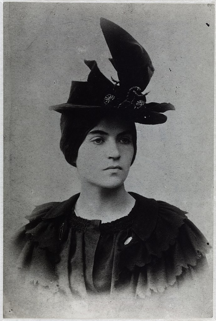 689px-Suzanne_Valadon._Portrait_au_chapeau_photographie_vers_1885._Ville_de_Paris_Bibliothèque_Marguerite_Durand_BMD.jpg