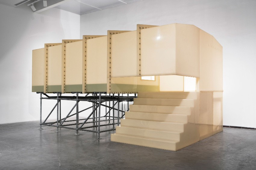 Carsten-Holler-Giant-Psycho-Tank-1999-installation-view-at-New-Museum-photo-credits-Benoit-Pailley.jpg