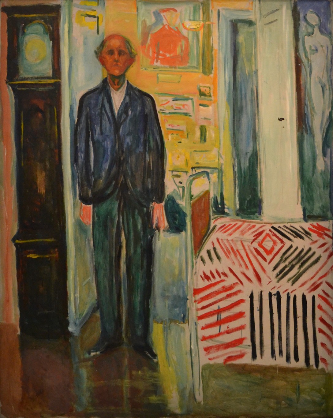 Edvard_Munch_Selvportrett._Mellom_klokken_og_sengen.JPG