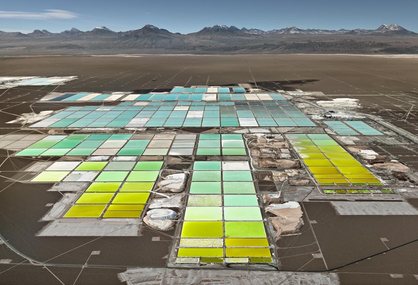 Edward_Burtynsky._Lithium_Mines_1_Salt_Flats_Atacama_Desert_Chile_2017_Minas_de_Litio_1_Salar_Desierto_de_Atacama_Chile_Impresión_de_inyección_de_tinta_pigmentada_148.6_x_207_cm_Cortesía_del_artista_y_Nicholas_Metivier_Gallery_Toronto.jpg