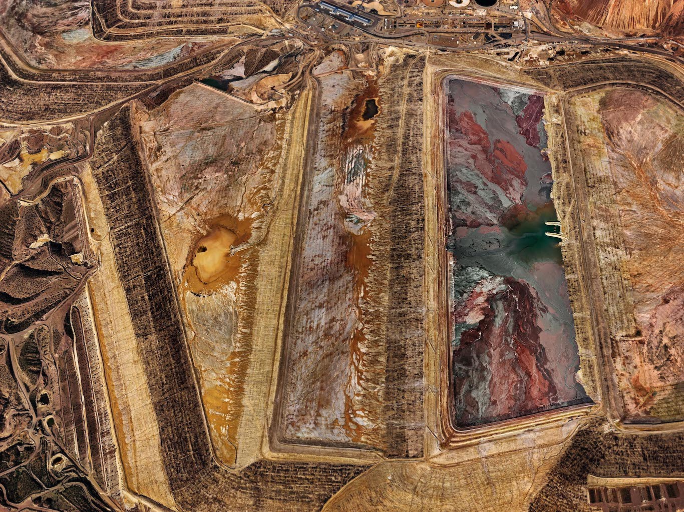 Edward_Burtynsky._Morenci_Mine_2_Clifton_Arizona_USA_2012_Mina_Morenci_2_Clifton_Arizona_EEUU_Impresión_de_inyección_de_tinta_pigmentada_148.6_x_198.1_cm_Cortesía_del_artista_y_Nicholas_Metivier_Gallery_Toronto.jpg