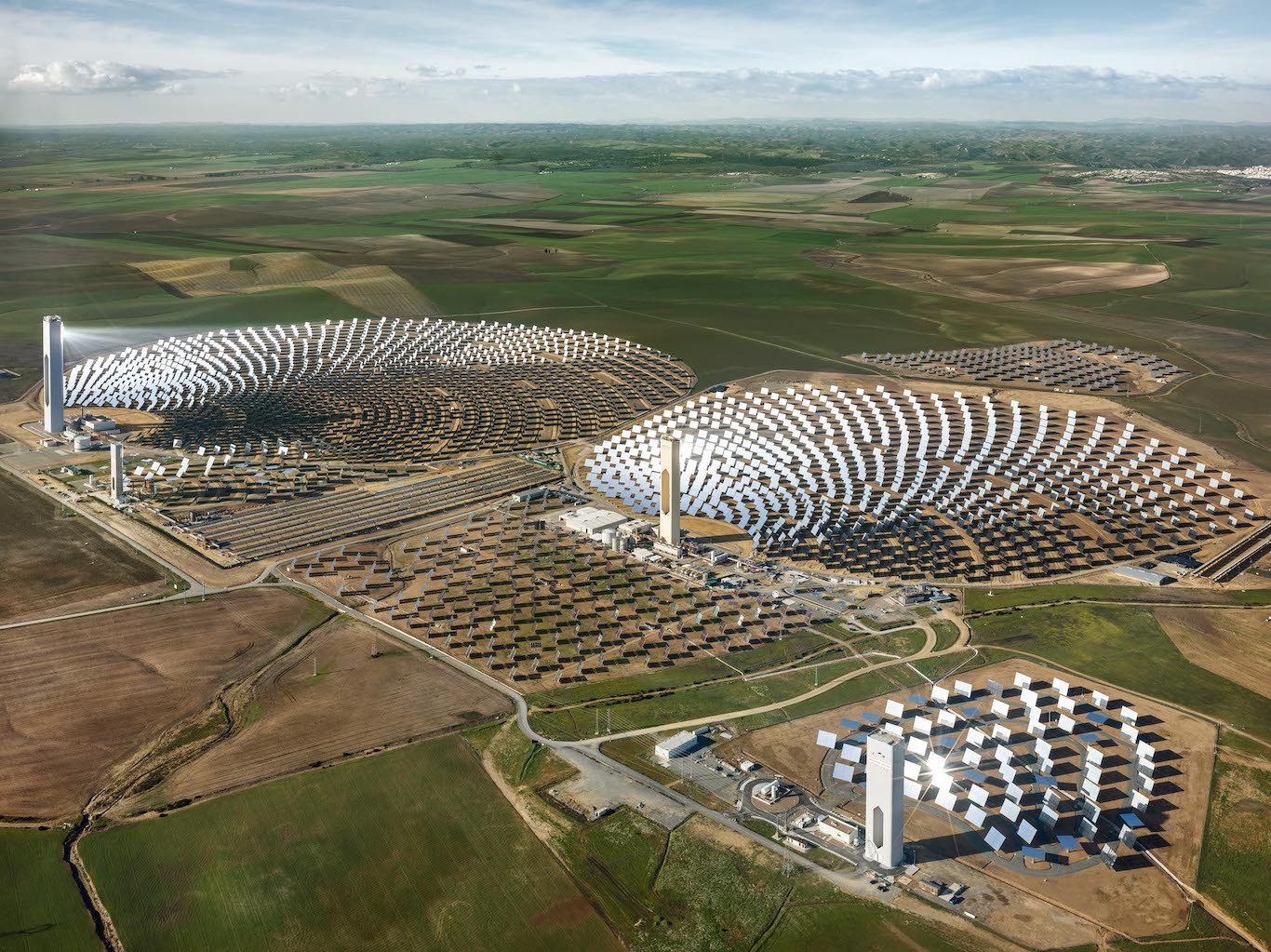 Edward_Burtynsky._PS10_Solar_Power_Plant_Seville_Spain_2013_Planta_de_Energía_Solar_PS10_Sevilla_España_Impresión_de_inyección_de_tinta_pigmentada_148.6_x_198.1_cm_Cortesía_del_artista_y_Nicholas_Metivier_Gallery_Toronto.jpg