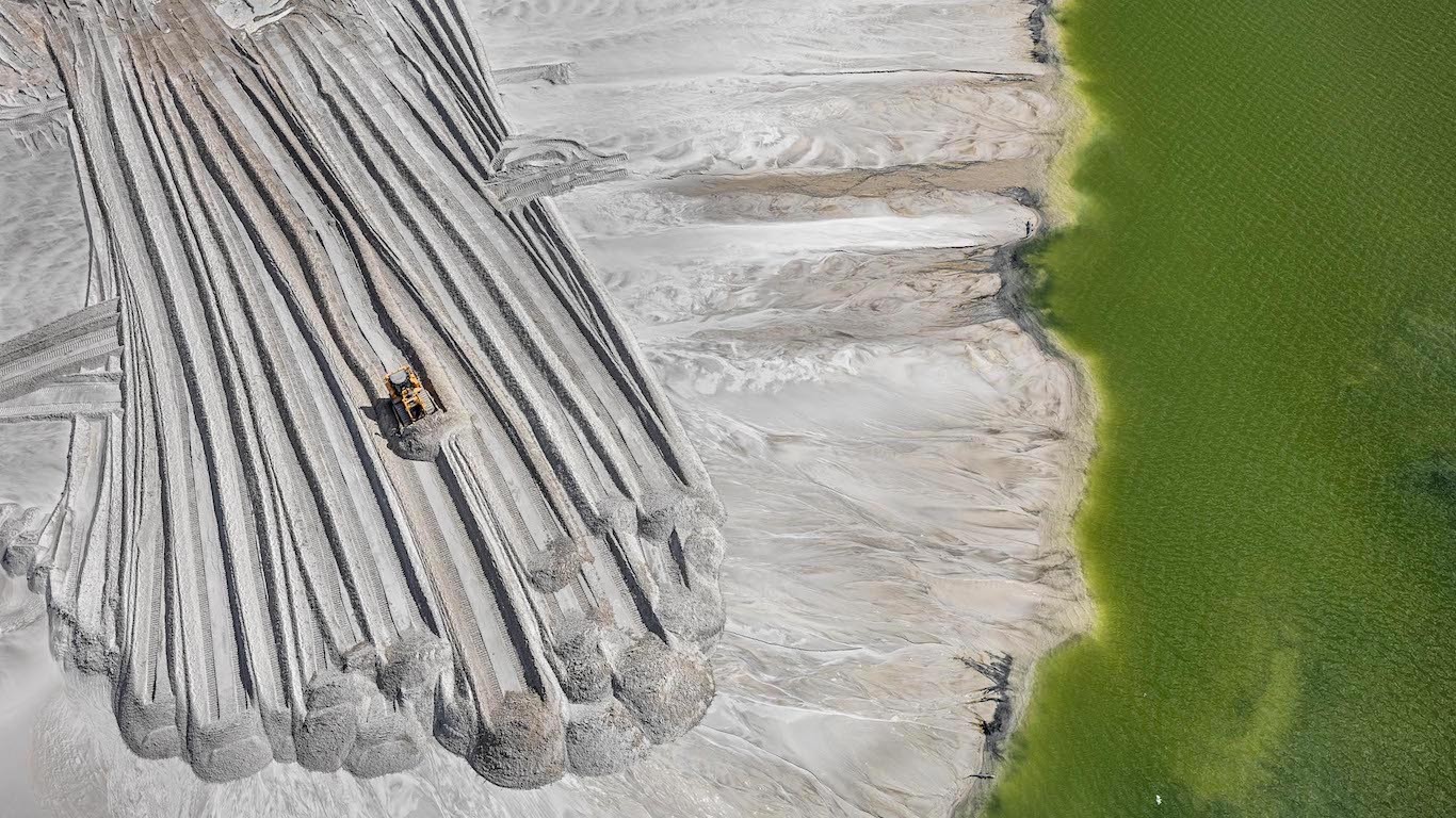 Edward_Burtynsky._Phosphor_Tailings_Pond_4_Near_Lakeland_Florida_USA_2012_Estanque_de_Relave_de_Fósforo_4_Cerca_de_Lakeland_Florida_EEUU_Impresión_de_inyección_de_tinta_pigmentada_148.6_x_198.1_cm_Cortesía_de.jpg