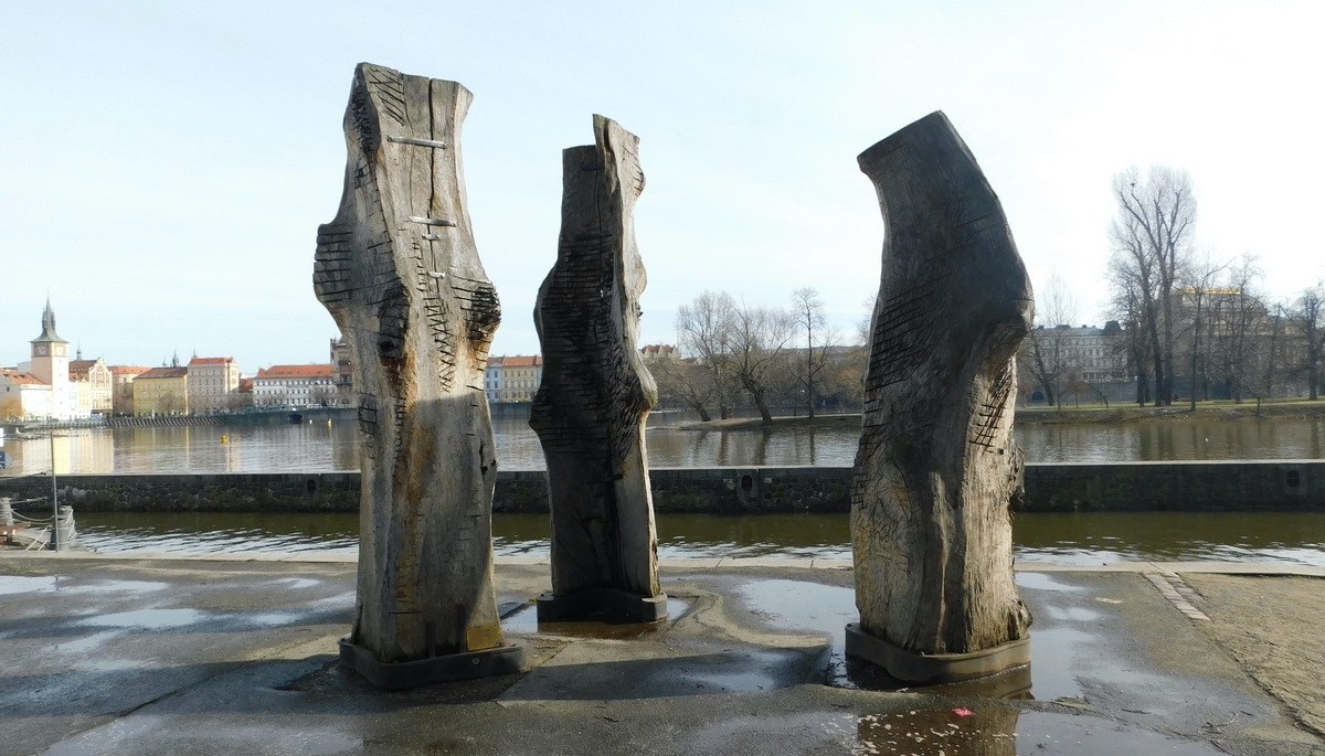 Plastika_Titáni_u_Sovových_mlýnů_na_Kampě_Q98085549.jpg