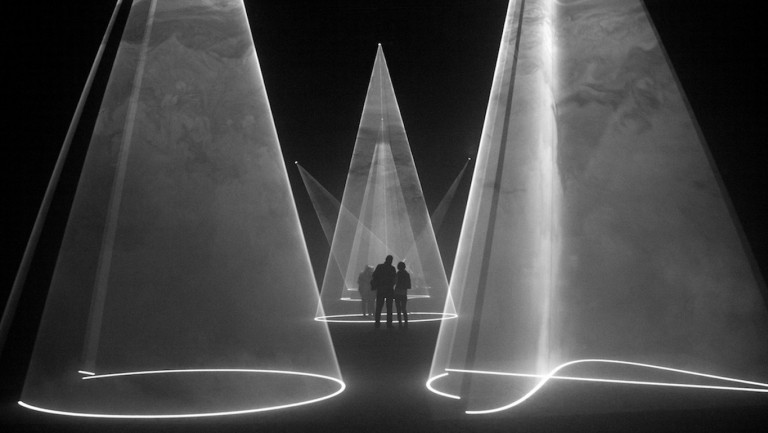Luz, humo y movimiento por Anthony McCall