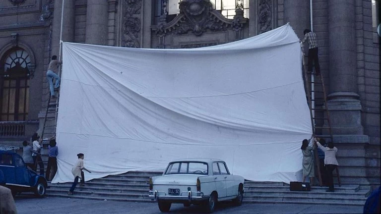 Colectivo Acciones de Arte (CADA) (Raúl Zurita, Fernando Balcells, Diamela Eltit, Lotty Rosenfeld, Juan Castillo), Inversión de escena (Scene Inversion). Chile, 1979.