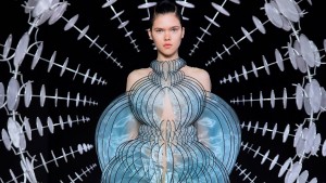 La armonía biomimética de Iris Van Herpen