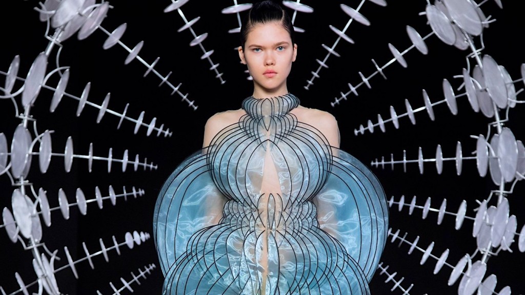 La armonía biomimética de Iris Van Herpen
