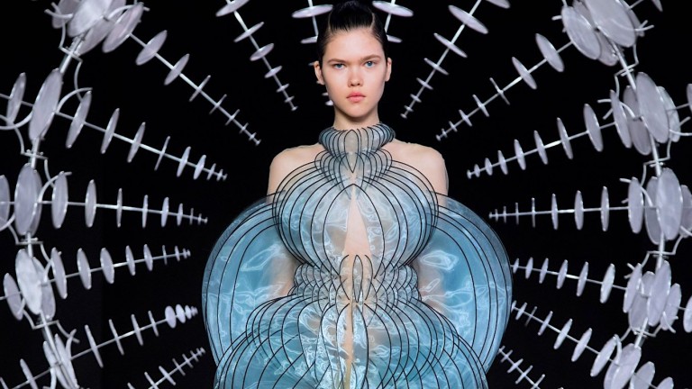 La armonía biomimética de Iris Van Herpen