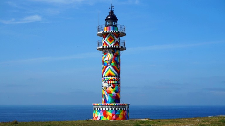 Faro de Ajo (España): la multiculturalidad vibrante del surrealismo pop