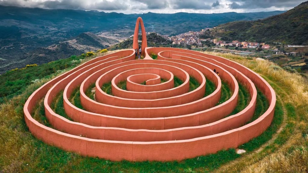 Fiumara d'Arte (Italia): entre laberintos, ventanas y pirámides