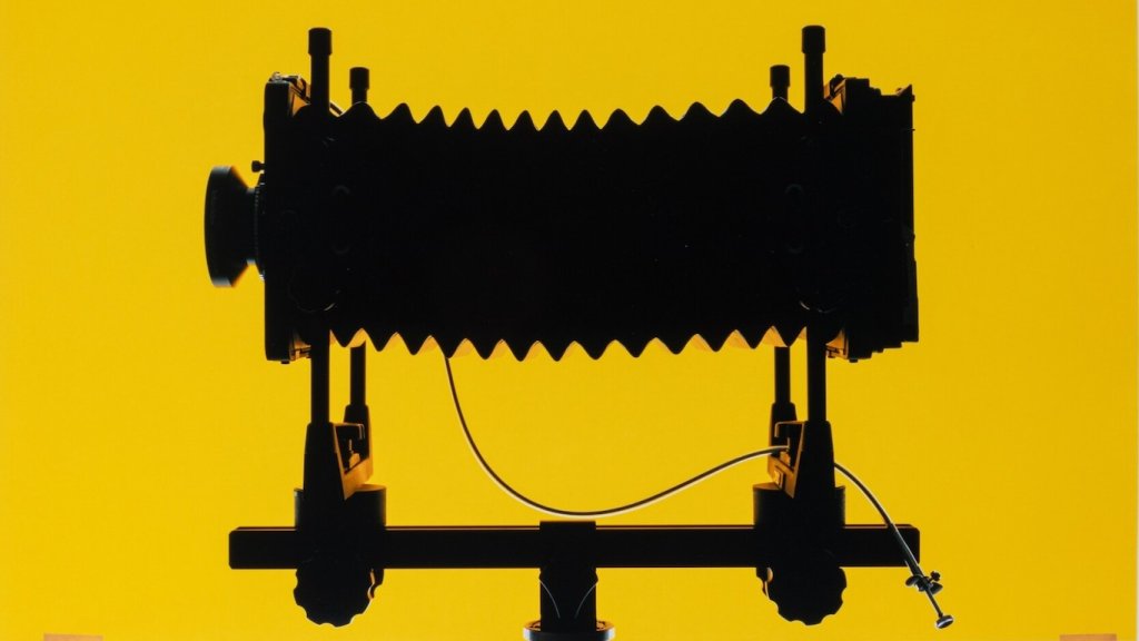 Sarah Charlesworth y la cámara como herramienta conceptual  