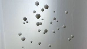 Colección Moderno: Esferas suspendidas, de Noemí Escandell