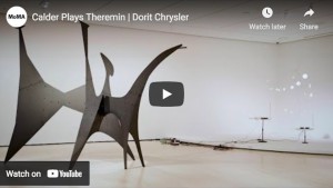 Alexander Calder toca el theremin