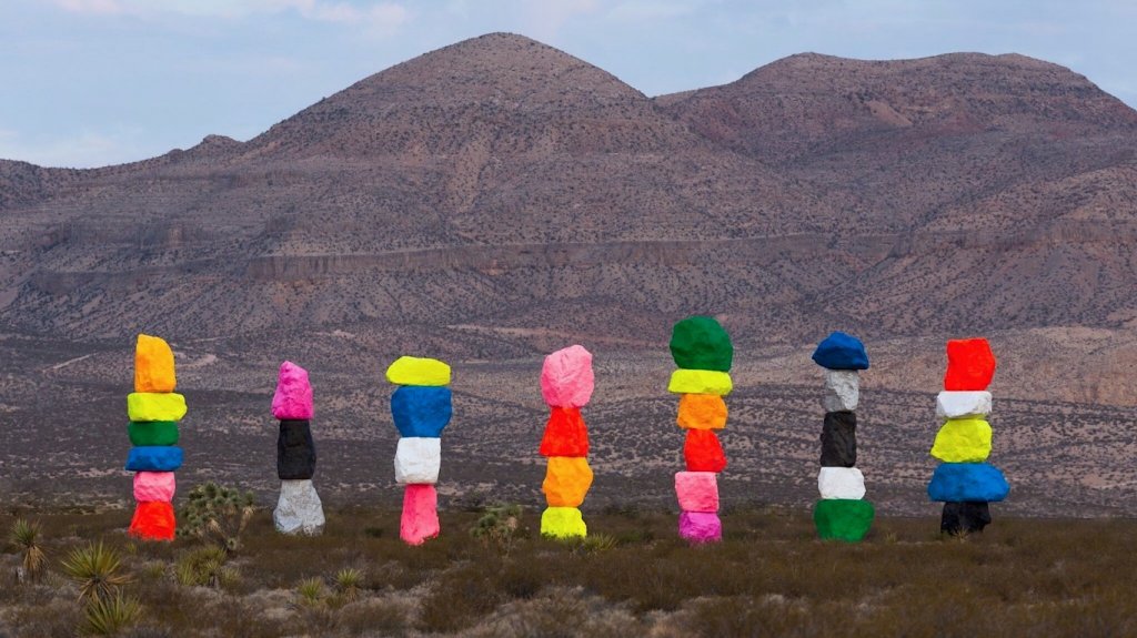 Seven Magic Mountains (Estados Unidos): un arcoíris de piedra en el desierto